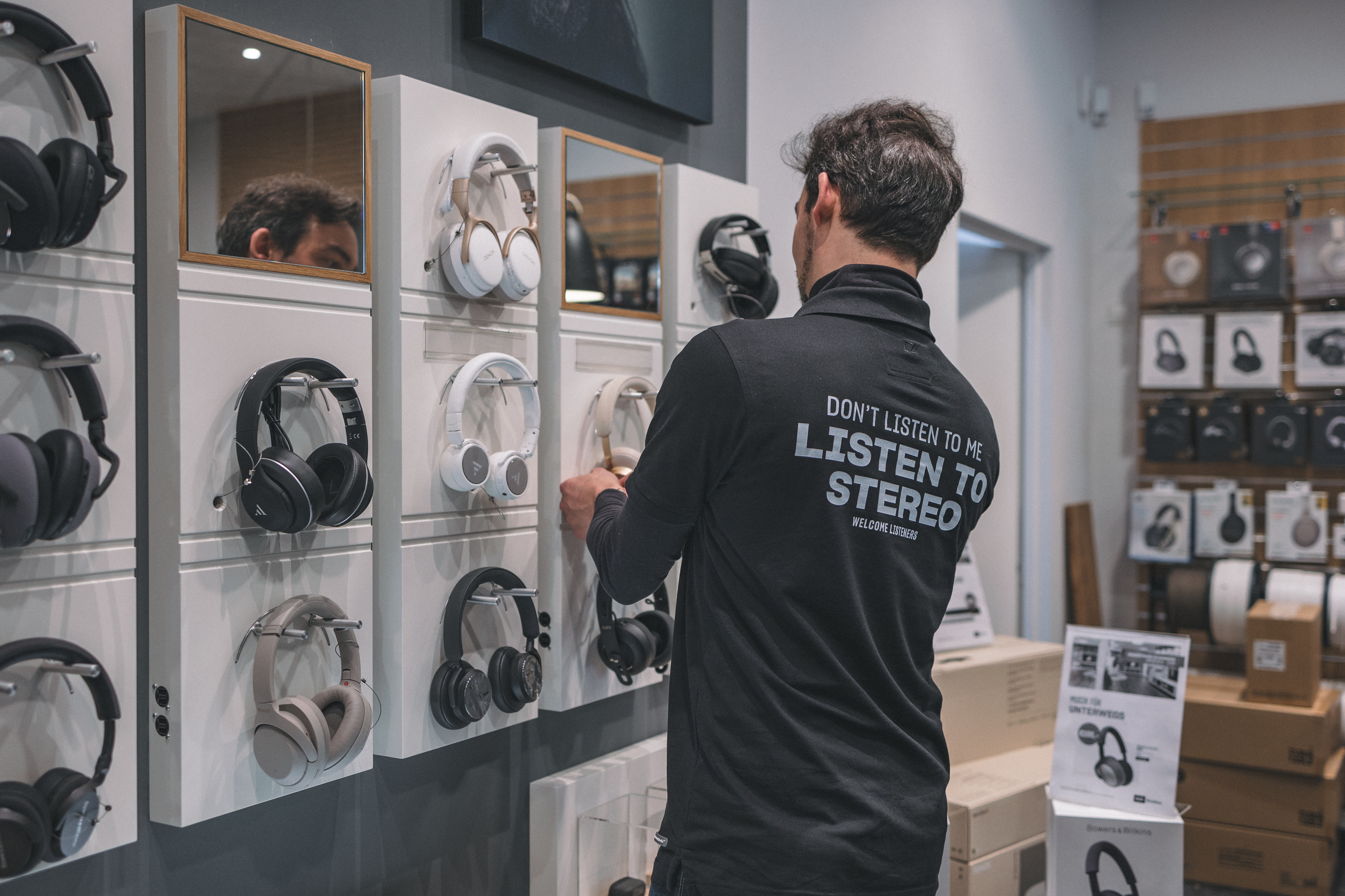 Medarbejder ved hovedtelefonvæg i HiFi Klubben-butik