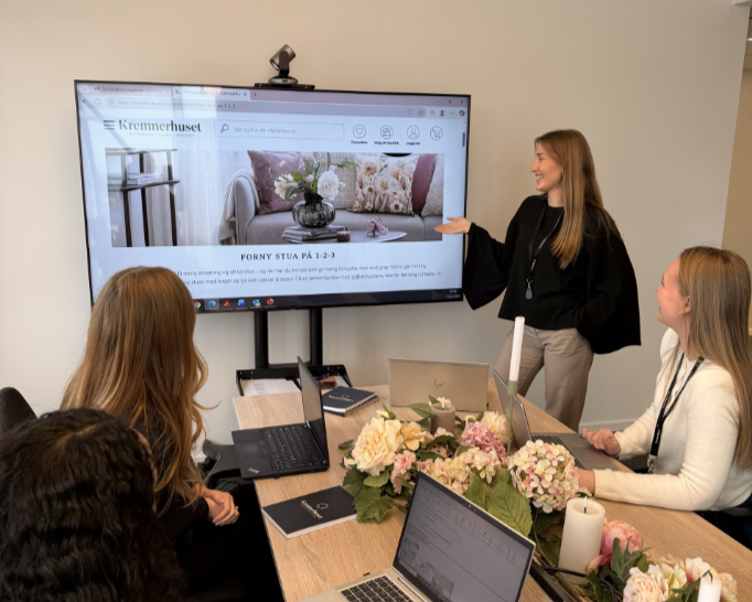 Ansatt i administrasjon som holder en presentasjon