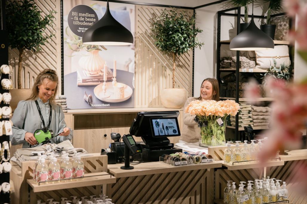 Selgere som jobber bak kassen